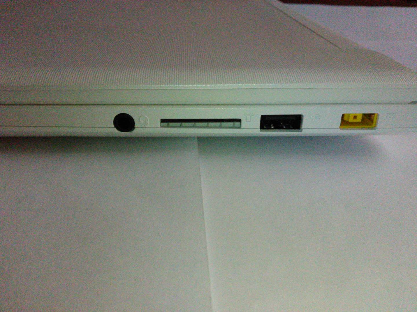 右侧面板，从右往左分别是电源接口，USB 2.0接口，读卡器，耳机插孔