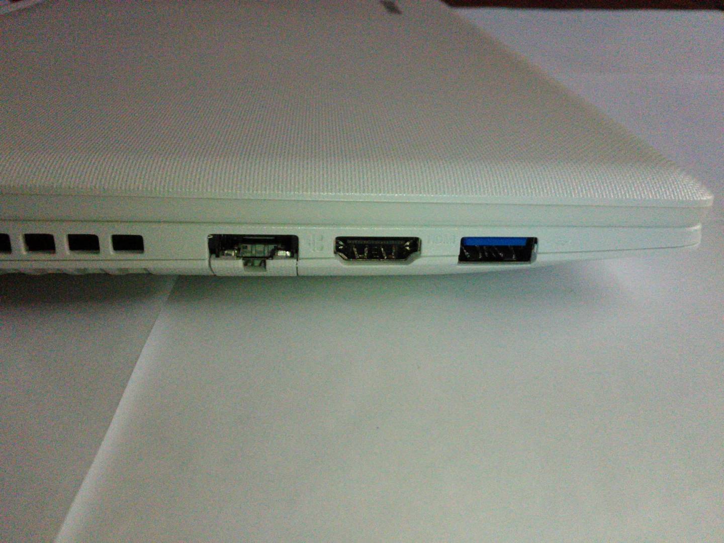 左侧面板，从左往右分别是RJ-45接口，HDMI（代数无法确定），USB 3.0接口。左侧封散热口再往左，还有一个为恢复系统而设置的高级电源按钮。